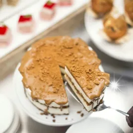 lotus-biscoff-sos-karmelowy-ciasteczkowy-1l-polewa-do-deserow-gofrow-lodow