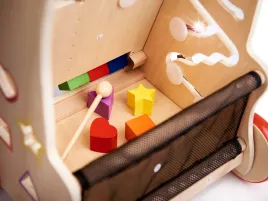 drewniany-chodzik-pchacz-edukacyjny-tablica-manipulacyjna-dla-dzieci-6w1