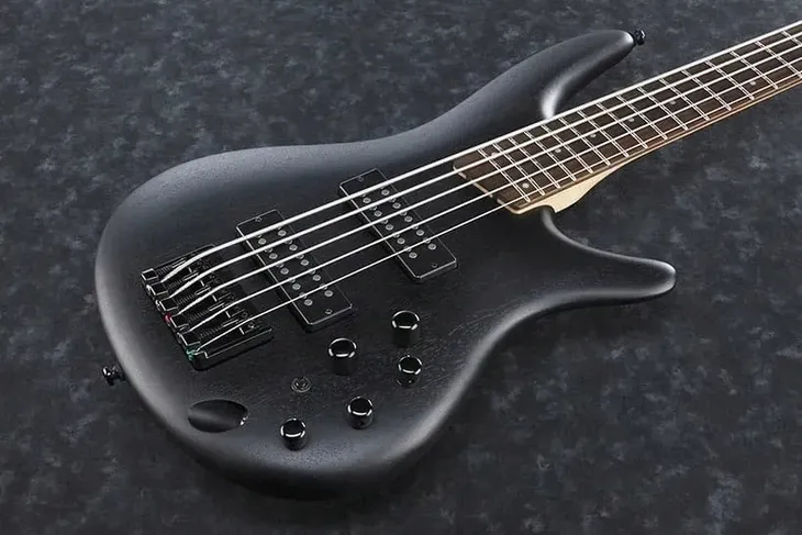 ibanez-sr305eb-wk-gitara-basowa-aktywna-5-strunowa-marka-ibanez