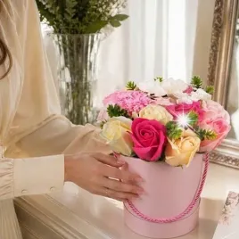 flowerbox-z-kwiatami-mydlanymi-prezent-pudelko-upominek-kwiaty-roze-mydlane