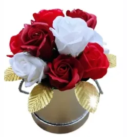 duzy-flowerbox-z-kwiatami-mydlanymi-roze-mydlane-zloto-dedykacja-stanela