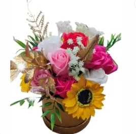 duzy-flowerbox-z-kwiatami-mydlanymi-roze-mydlane-zloto-dedykacja-stanela