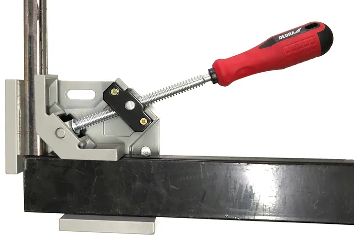 scisk-katowy-dedra-68-x-35-mm-waga-z-opakowaniem-1-kg