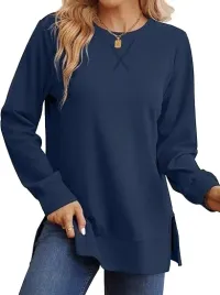 bluza-damska-luzna-z-rozcieciem-z-boku-granatowa-s