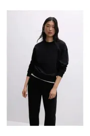 czarna-bluza-damska-z-dlugim-rekawem-bez-nadruku-i-zapiecia-s-5ha