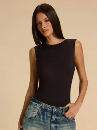 shein-brazowy-body-z-glebokim-dekoltem-i-ozdobnym-zapieciem-m-1ma
