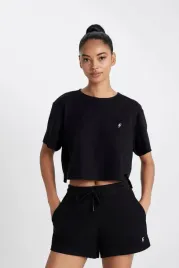 defacto-czarny-krotki-t-shirt-damski-z-okraglym-dekoltem-i-haftem-xs-5ha