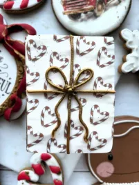 pierniczek-swiateczny-prezent-gnieciony-papier-candy-cane