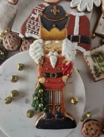 pierniczek-swiateczny-dziadek-do-orzechow-z-choinka-pudelko-24-cm-figurka