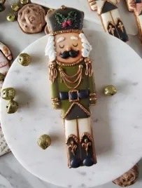 pierniczek-dziadek-do-orzechow-zielony-18-cm-figurka