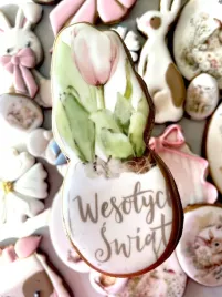 ciastko-lukrowane-waniliowy-wielkanocny-tulipan-w-skorupce