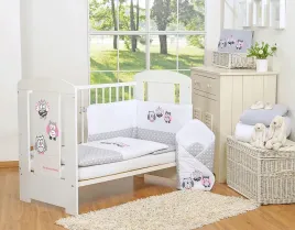 komplet-poscieli-dla-dzieci-135x100cm-z-ochraniaczem-3-cz-sowki-szare-z-haftem-szaro-rozowym