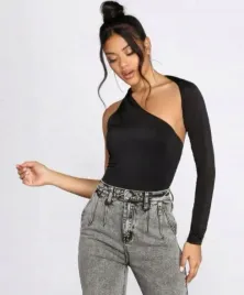 prettylittlething-body-asymetryczne-gladkie-40-m6q