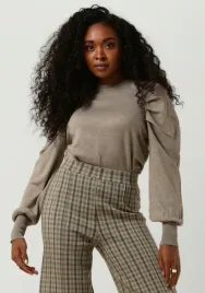 minus-bezowy-sweter-z-bufiastymi-rekawami-i-golfem-plus-size-xxl-7ba