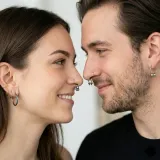 kolczyk-podkowa-ab-splash-4mm-piercing4u-kolor-dominujacy-niebieski