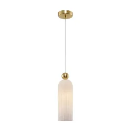 lampa-wiszaca-zlota-ze-szklanym-bialym-kloszem-glamour-do-sypialni-maytoni