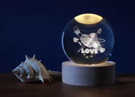 prezent-szklana-kula-6cm-lampka-na-biurko-z-serduszkiem-podswietlenie-led