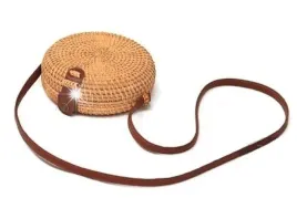 okragla-torebka-koszyk-slomiany-wiklinowy-kuferek