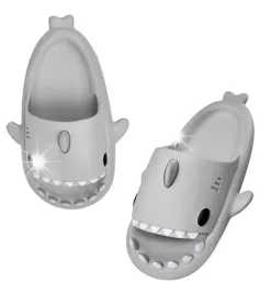 grube-klapki-na-basen-rekiny-antyposlizgowe-kapcie-shark-szare-40-41