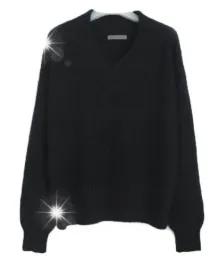 sweter-damski-z-dekoltem-w-serek-czarny-prazkowany