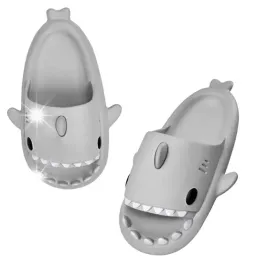 grube-klapki-na-basen-rekiny-antyposlizgowe-kapcie-shark-szare-25-26