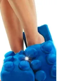 pluszowe-kapcie-buty-klocki-smieszne-niebieskie-blue-prezent