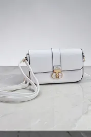 elegancka-torebka-listonoszka-z-eleganckim-zapieciem-biala-uni