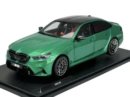 solido-bmw-m5-g90-sedan-zielony-1-18-nowy-metalowy-model-s1814701
