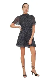 trendyol-czarna-sukienka-mini-w-biale-grochy-z-polgolfem-i-falbana-38-5ea