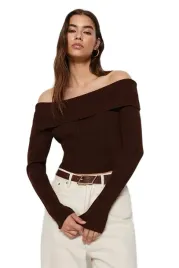 trendyol-brazowy-sweter-damski-prazkowany-z-dekoltem-hiszpanka-l-5ea