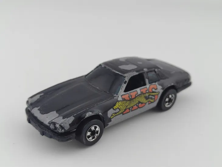 hot-wheels-jaguar-xjs-blackwalls