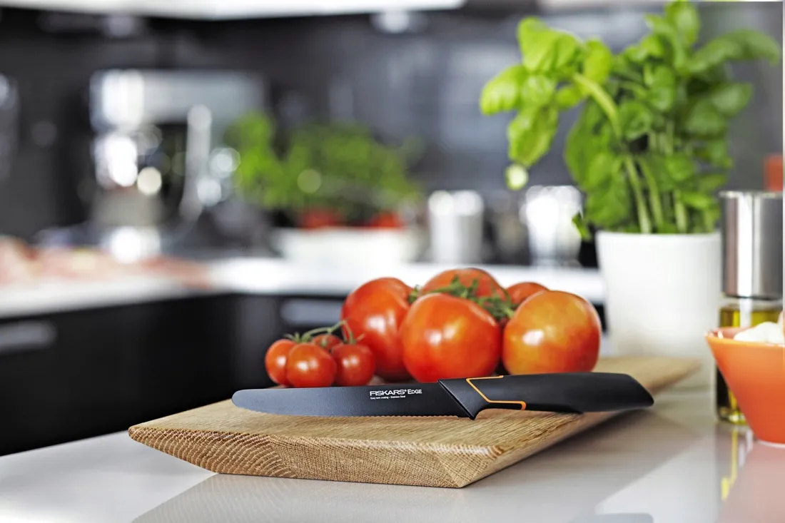 fiskars-noz-do-pomidorow-13-cm-edge