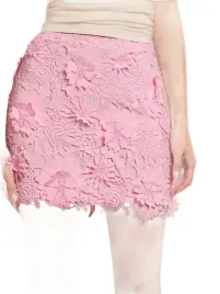 shein-rozowa-mini-spodnica-z-azurowymi-kwiatowymi-aplikacjami-38-1ma