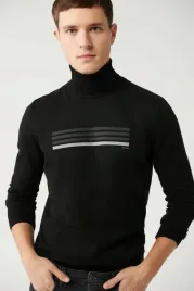 czarny-sweter-meski-z-golfem-z-paskowanym-nadrukiem-l-5ga