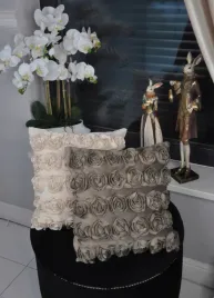 poszewka-na-poduszke-dekoracyjna-roses-z-rozami-3d-45x45-cm-welur-ormokka