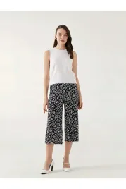 lc-waikiki-czarne-spodenki-3-4-z-bialym-kwiatowym-printem-xxl-5ia
