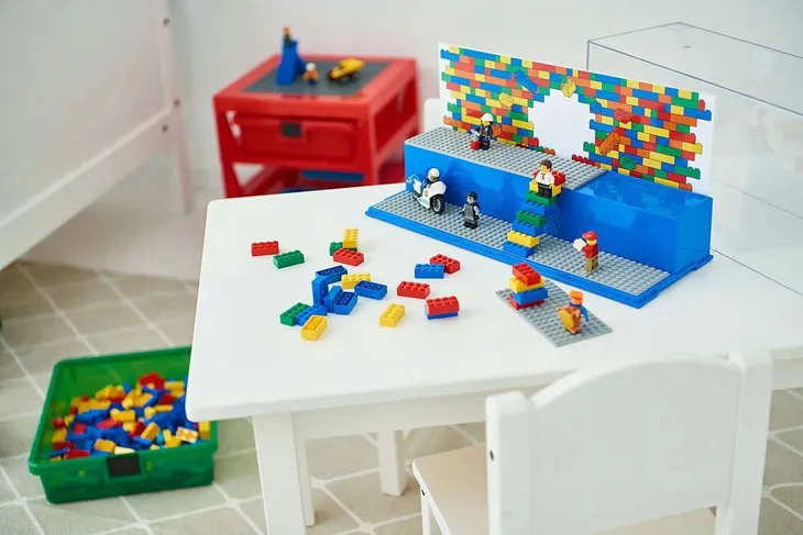 lego-gablotka-czerwona-szerokosc-produktu-39-8-cm