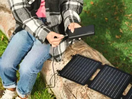 2x-trust-25238-panel-fotowoltaiczny-przenosny-20w-ladowarka-solarna-slonecz