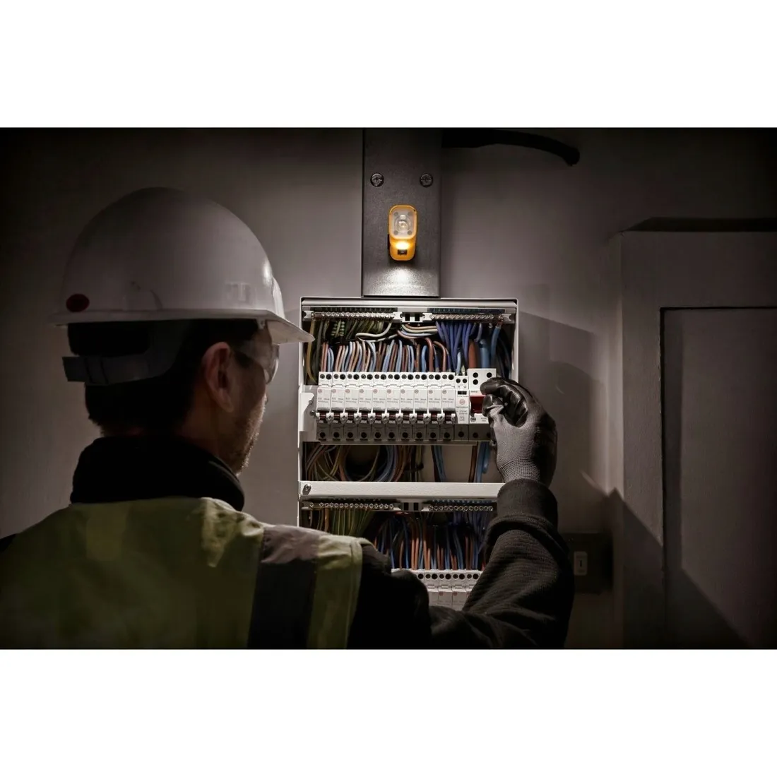 2x-dewalt-latarka-led-usb-dcl183