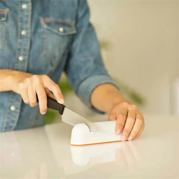 2x-fiskars-ostrzalka-do-nozy-roll-sharp-biala-functional-form-marka-fiskars