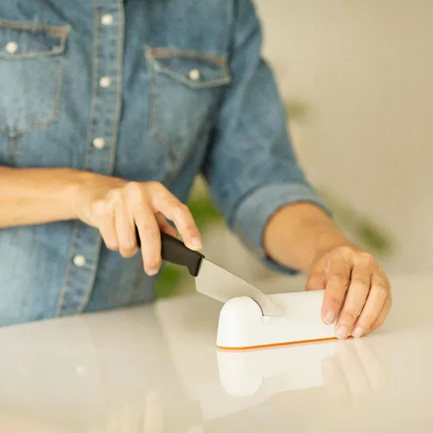 2x-fiskars-ostrzalka-do-nozy-roll-sharp-biala-functional-form-rodzaj-ceramiczna