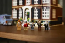 lego-ideas-21330-kevin-sam-w-domu