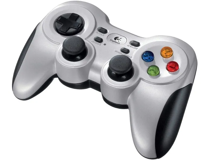 2x-joypad-logitech-f710-marka-logitech