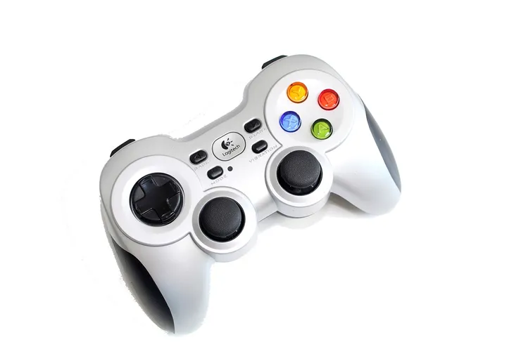 2x-joypad-logitech-f710-zasilanie-bateryjne