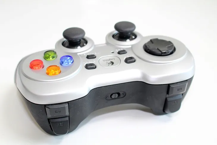 2x-joypad-logitech-f710-liczba-przyciskow-10