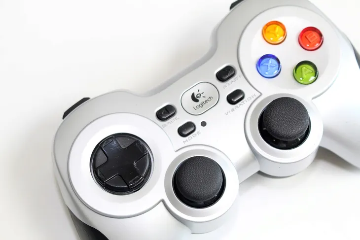 2x-joypad-logitech-f710-tryb-pracy-analogowy