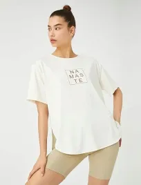 koton-kremowy-t-shirt-z-nadrukiem-namaste-i-okraglym-dekoltem-s-7aa