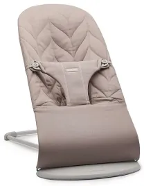 babybjorn-bliss-lezaczek-bujaczek-bliss-cotton-petal-quilt-piaskowy-szary