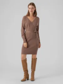 vero-moda-brazowa-prosta-sukienka-dlugi-rekaw-z-dzianiny-s-7aa