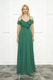 dluga-sukienka-elegancka-z-falbana-i-odkrytymi-ramionami-zielona-m-5ga